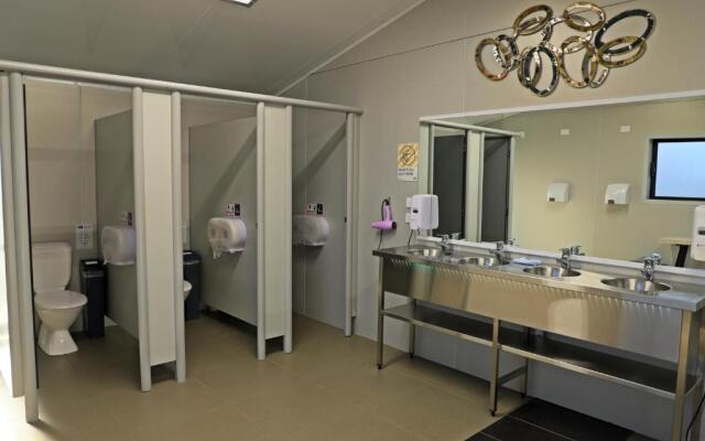 Lakes Edge Holiday Park