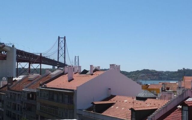 Quiet and Sunny central Lisbon apartment