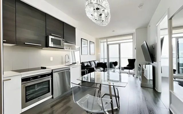 Gorgeous Condo By the Lake W/Parking