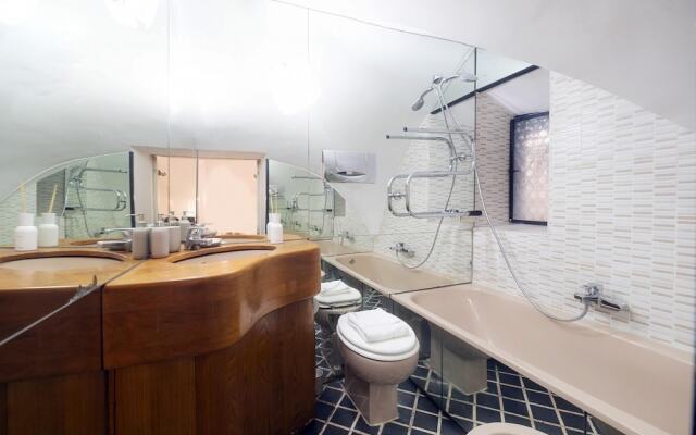 Caden Splace - Dbalconycollection at Piazza Navona