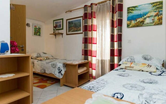 Stunning Apartment in Grebactica With Wifi and 2 Bedrooms