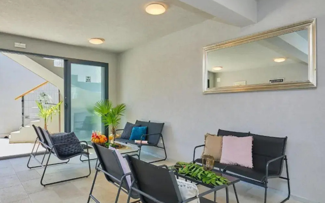 Palm Tree Apartments