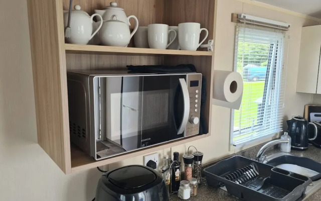3 Bed Lodge - Sleeps 6 - Parking - Pets - Wifi