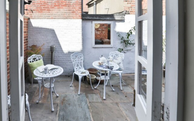 Superb Period Townhouse in Historic Uphill Lincoln