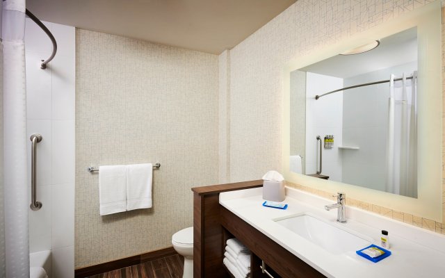 Holiday Inn Express and Suites Brantford, an IHG Hotel