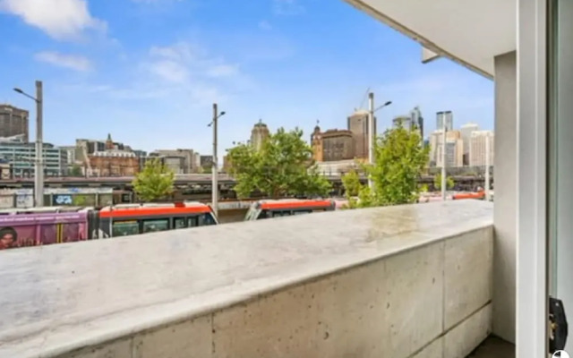 Central Modern 1 Bedroom With Air-con Balcony