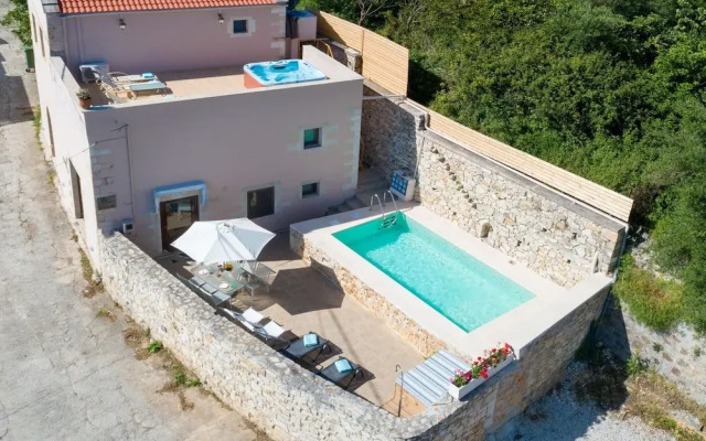 Cozy Holiday Home With Pool and Whirlpool in Maheri