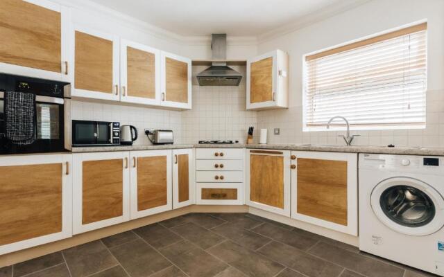 Spacious 2 bedroom flat near beach and town centre