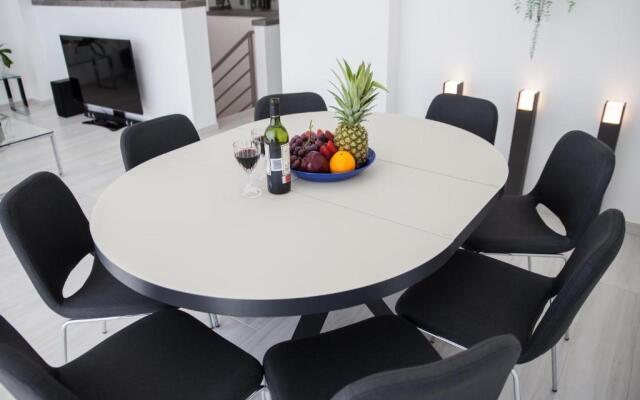 Spacious 200 sq.m. penthouse with sea view terraces