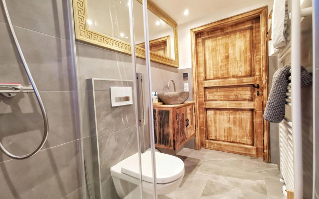 DMG - 'Funky First Floor' Unique Mountain Apartment