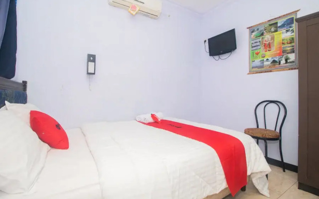 RedDoorz near Pantai Boom