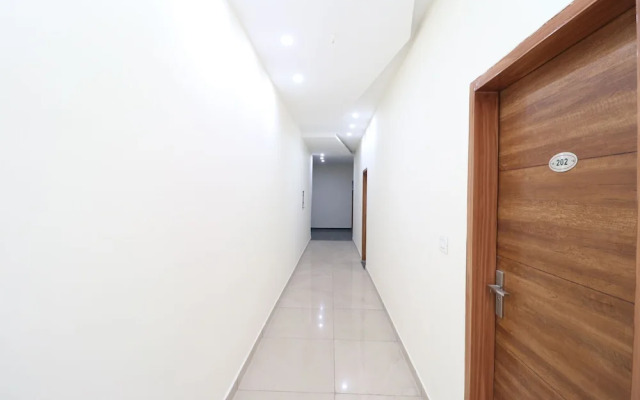 OYO 28575 Hotel J&B