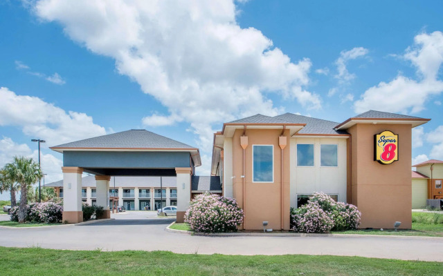 Super 8 by Wyndham Dilley TX