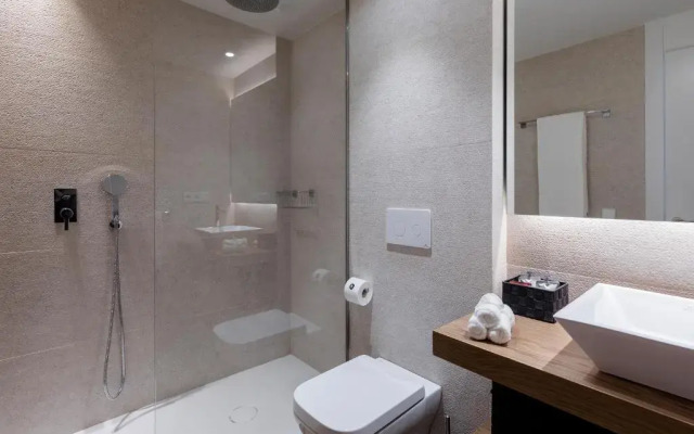 Francisco Silvela Apartment by Flatsweethome