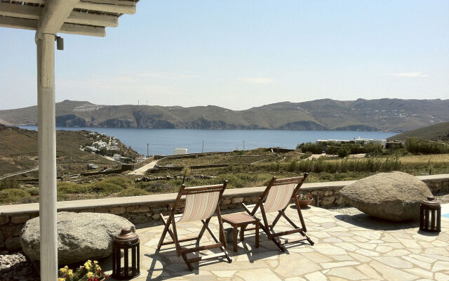 Yakinthos Residence