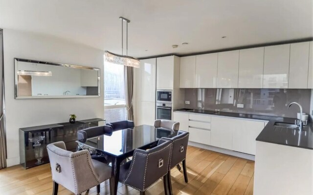 Luxury 3-bed Top Floor Penthouse in Brentford