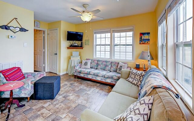 4121 Las Palmas Street Home by RedAwning