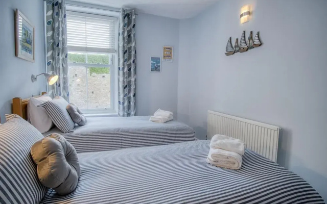 Beachcomber Seaside Apartment - 2 Bedroom - Tenby