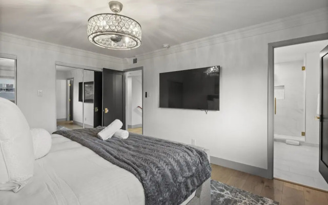 Valley View Chic Home w Backyard Oasis