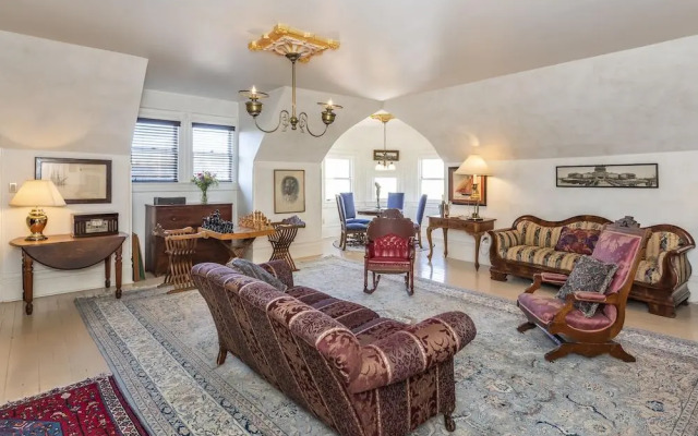 Chateau Tivoli Bed and Breakfast