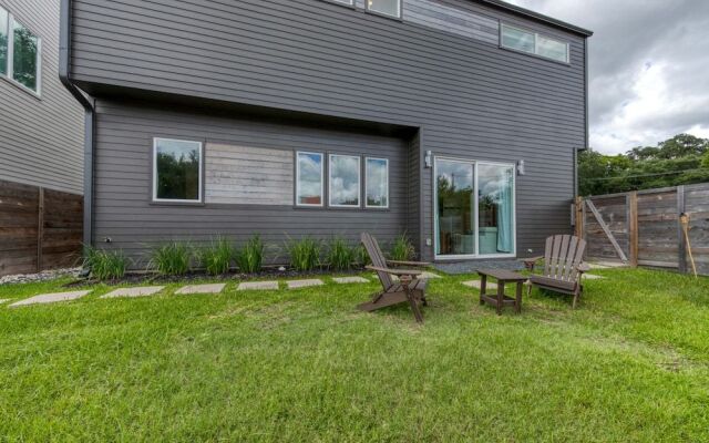 Contemporary Home Centrally Located Near Soco & DT