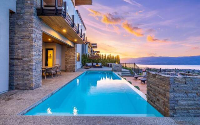 Newly Modern House w/ urban landscape of Kelowna!！