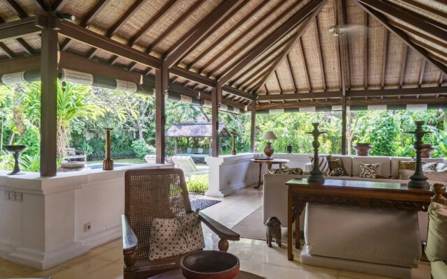 Colonial White House - Seminyak