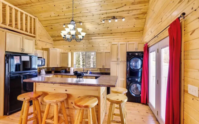 Hike, Unwind & Bring Your Pet: Deadwood Cabin!