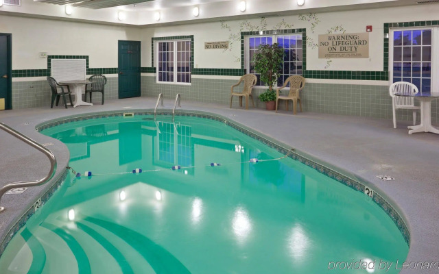 Country Inn & Suites by Radisson, Salina, KS