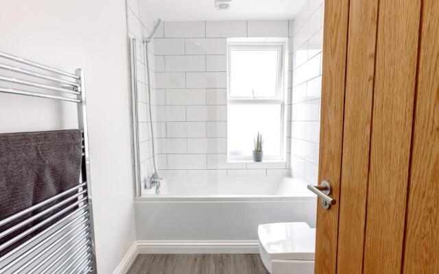 Chute House 4 bed house private garden city center