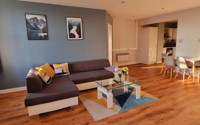 Modern and spacious Swansea centre apartment
