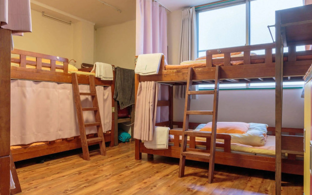 J-Hoppers Osaka Guesthouse