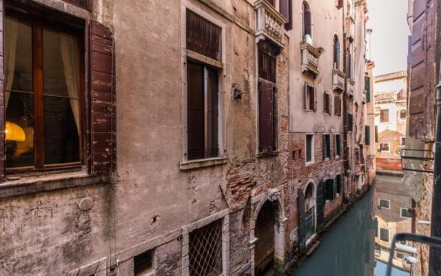 Fenice Backstage over Canal