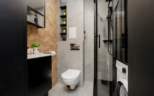 Black & Wooden Apartment by Renters