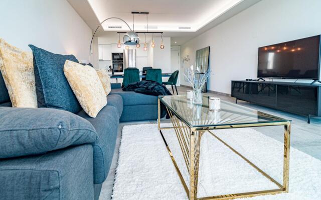 INF4.5P- modern 3 bed city apartment next to beach