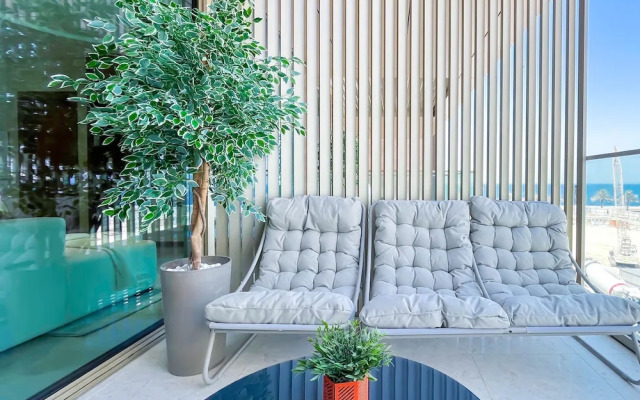 Luxury Beachfront 1BR on Palm Jumeirah & Balcony