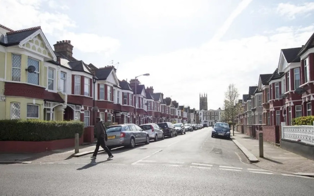 Wimbledon South by Allô Housing