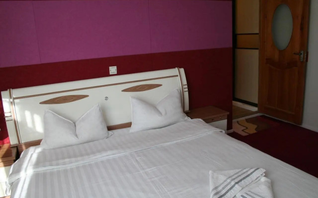 Golden Gobi Guesthouse & Tour