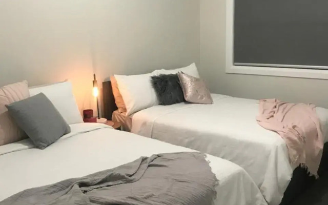 Luxury 2br home with King, 5 star private & close
