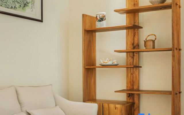 Anji Double Fish Hall Hot Spring Resort B&B (Longwangshan Canyon Drift Shop)