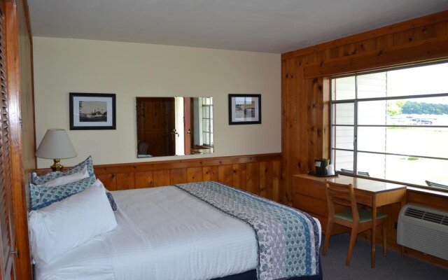 Buzz's Lakeside Inn