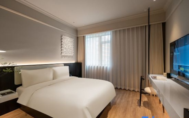 Treasury Deluxe King Bed Room (Smart Guest Control + Mobile Screen Casting + Mini Fridge) — фото 3