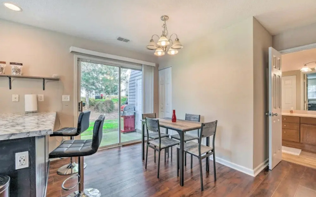 Chic Charlotte Townhome w/ Community Pool