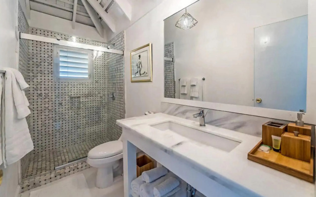 Magnificent 5-Bedroom Estate Villa, Sleeps 12