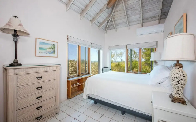 Pink Sands Retreat: Secluded Estate With Pool