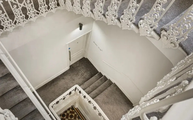 Modern Studio at Inverness Terrace