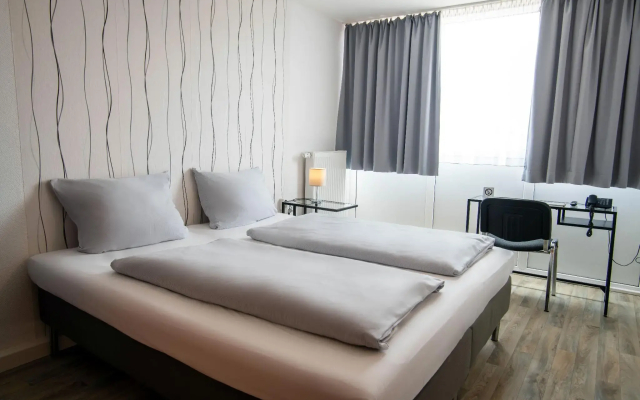 Отель BeeVillage Messehotel Hannover-Laatzen