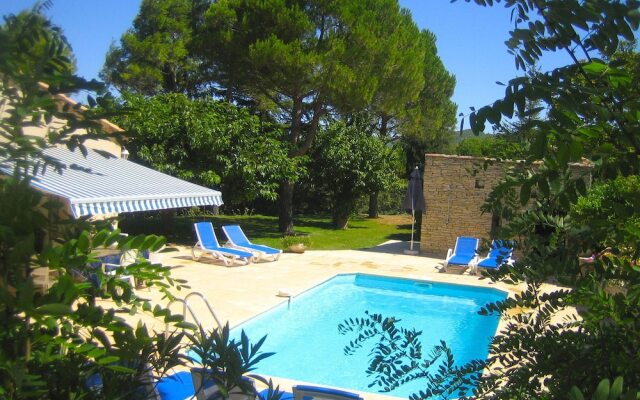 Attractive Holiday Home in Céreste With Swimming Pool