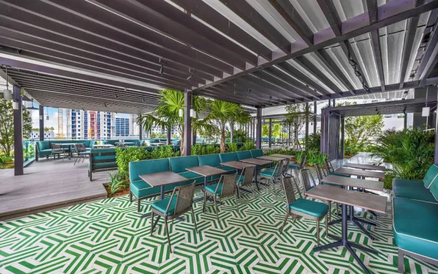 Downtown Haven Sleek 1-BR with Vistas