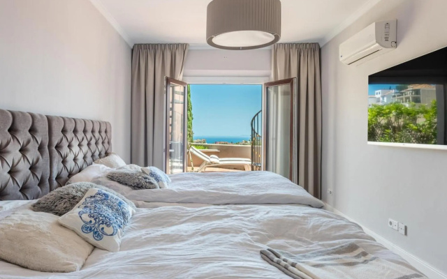 La Heredia townhouse with a magical seaview